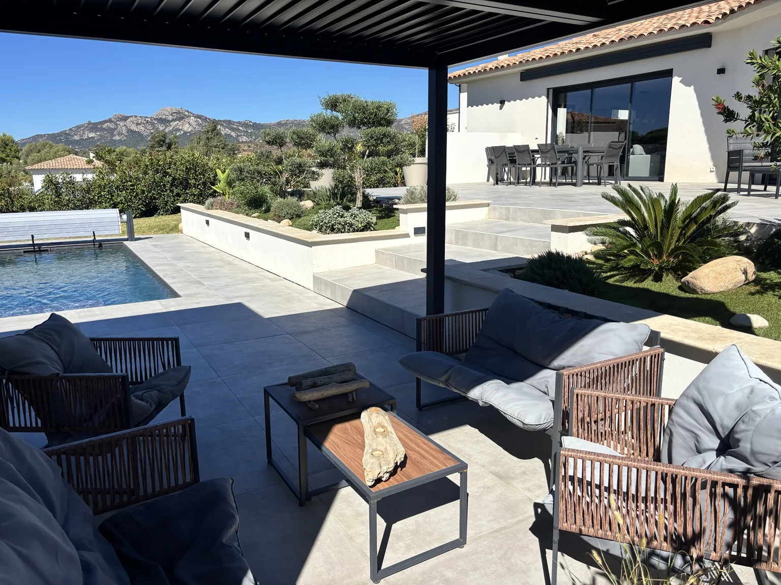 Piscine et salon extérieur
